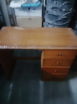 Mesa de estudio de madera con cajones