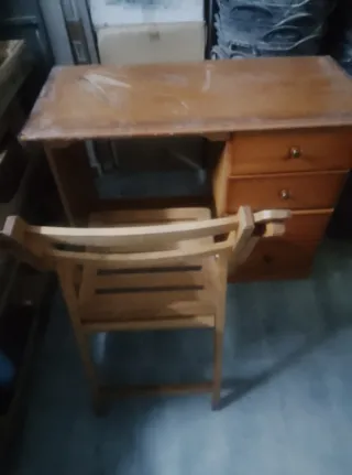 Mesa de estudio de madera con cajones