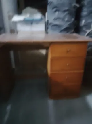 Mesa de estudio de madera con cajones