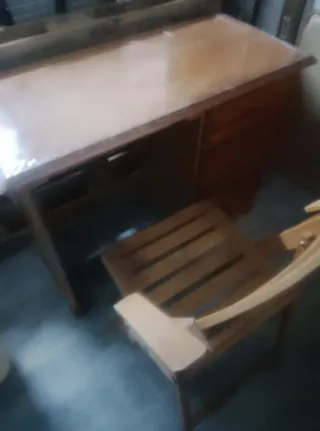 Mesa de estudio de madera con cajones