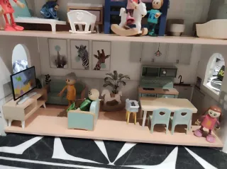 Casa de muñecas de madera