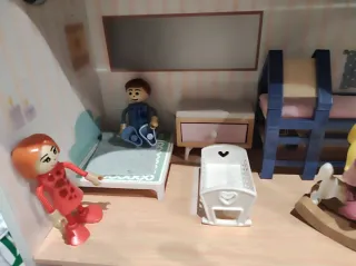 Casa de muñecas de madera