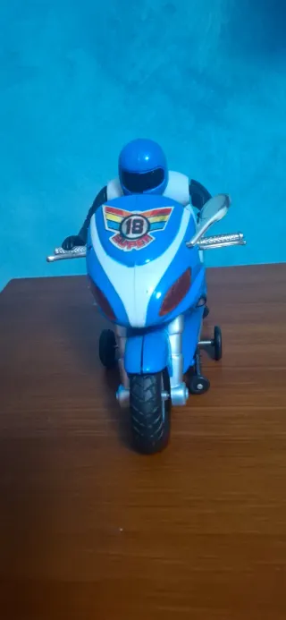 Moto de juguete azul con piloto