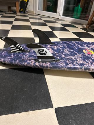Tabla de surf con quillas