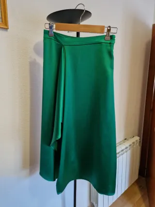 Falda midi satinada verde con abertura