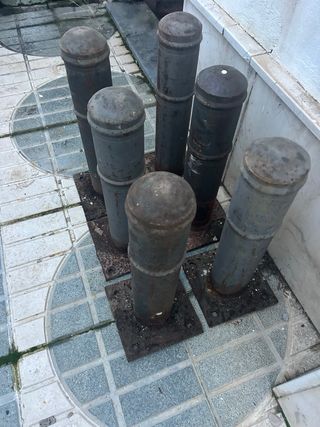Bolardos metálicos para atornillar