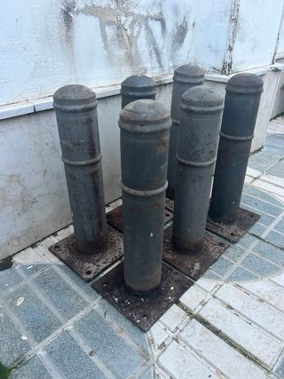 Bolardos metálicos para atornillar