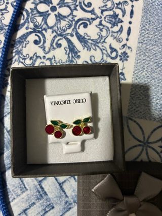 Pendientes de cereza dorados y rojos