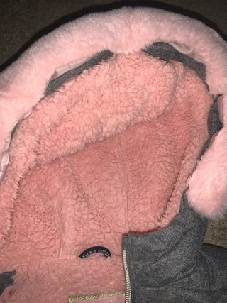 Chaqueta niña gris con capucha rosa