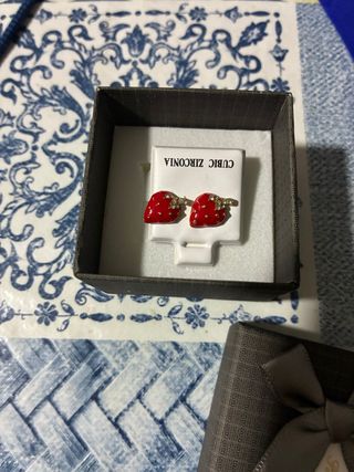 Pendientes de fresa con circonita cúbica