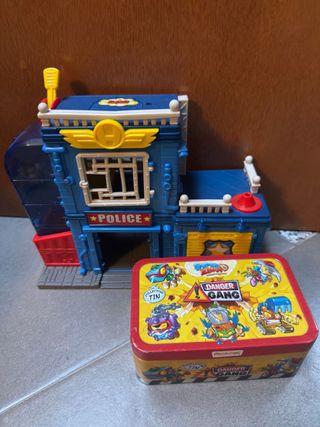 SuperZings Comisaría y Lata Coleccionista