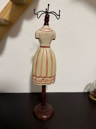Colgador de bisutería maniquí vestido