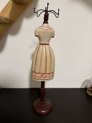 Colgador de bisutería maniquí vestido
