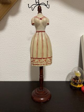 Colgador de bisutería maniquí vestido