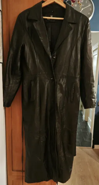 Gabardina de Piel Negra Larga en perfecto estado.