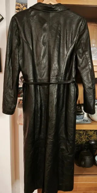 Gabardina de Piel Negra Larga en perfecto estado.