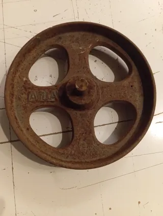 Rueda de hierro fundido antigua