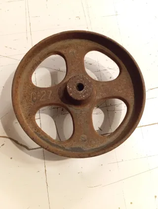 Rueda de hierro fundido antigua