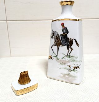 Licoreira em porcelana de S. P. Coimbra finamente