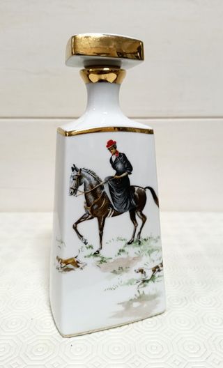 Licoreira em porcelana de S. P. Coimbra finamente