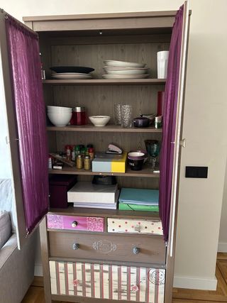 Armadio vetrina con cassetti. IKEA.