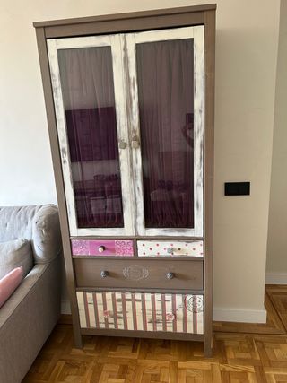Armadio vetrina con cassetti. IKEA.
