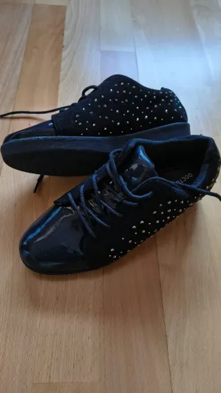 Zapatos negros con tachuelas