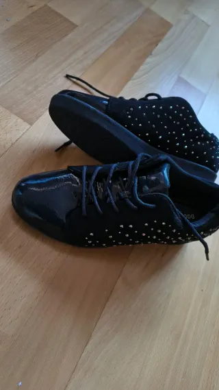 Zapatos negros con tachuelas