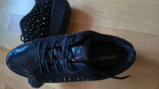 Zapatos negros con tachuelas