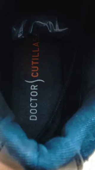 Zapatos negros con tachuelas