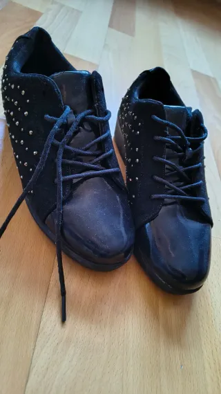 Zapatos negros con tachuelas