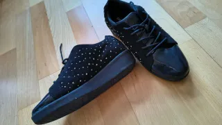 Zapatos negros con tachuelas