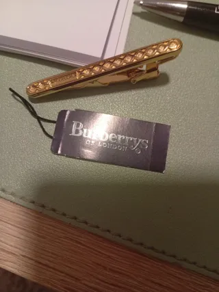 Alfiler  Corbata Burberrys Dorado