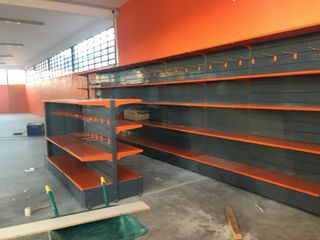 Estantería metálica gris y naranja