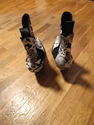 Botines Zara efecto piel serpiente T.38