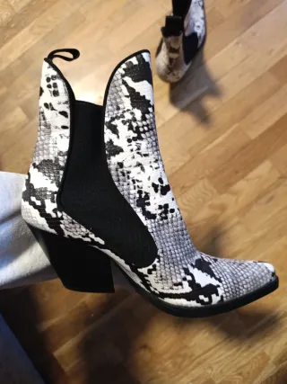 Botines Zara efecto piel serpiente T.38