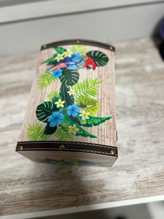 Caja de oración decorada con loros