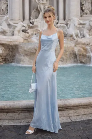 Vestido de satén celeste con brillantes