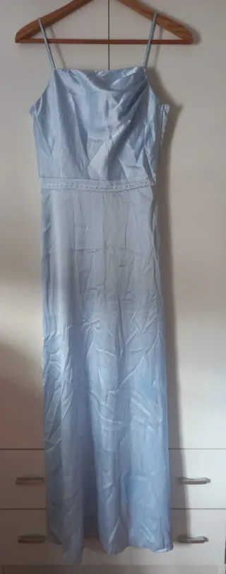 Vestido de satén celeste con brillantes