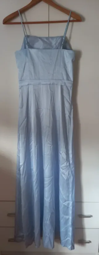 Vestido de satén celeste con brillantes