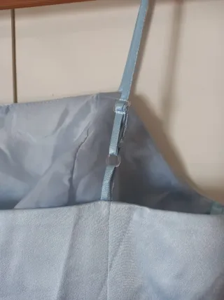 Vestido de satén celeste con brillantes