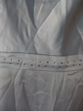Vestido de satén celeste con brillantes