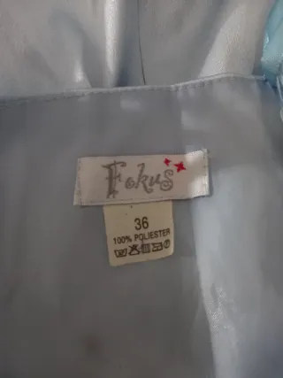 Vestido de satén celeste con brillantes