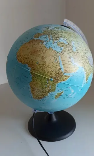 Globo terráqueo iluminado