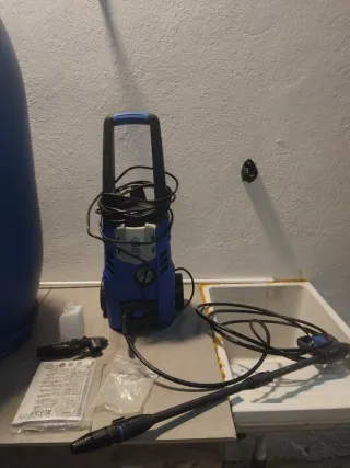 Hidrolavadora azul y negra