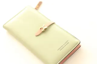 Cartera de mujer verde y rosa.