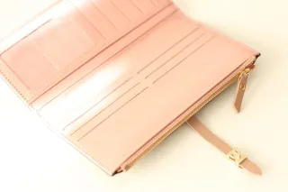 Cartera de mujer verde y rosa.