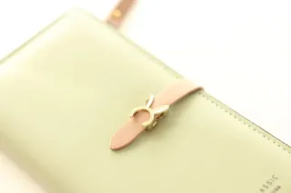 Cartera de mujer verde y rosa.