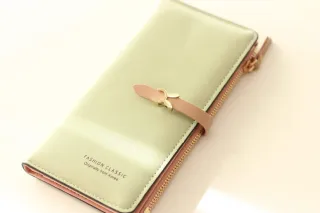 Cartera de mujer verde y rosa.