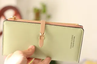 Cartera de mujer verde y rosa.